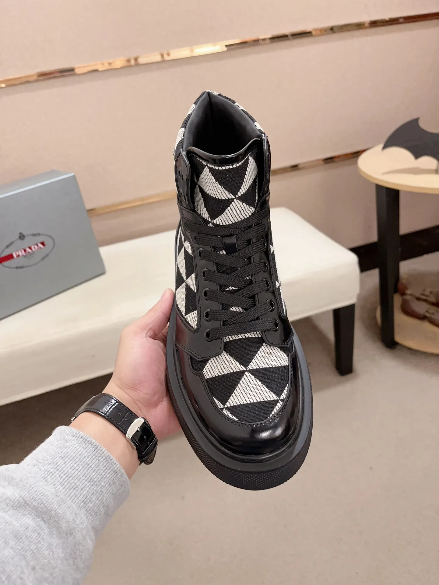 Men's shoes 💰 620💰 ✔️✔️✔️High-quality new PRADA counters are launched at the same time. The new men's shoes and 😘fabric are made of selected first-layer cowhide and triangle △ fabric. Lining: Full cowhide lining. 👍🏿 High-end ☄️ air-cushion molded anti-slip rubber outsole, exquisite lines, simple and elegant, comfortable and high-end for leisure travel. Code number: 38 to 44. 45 can be customized and cannot be returned or exchanged!
